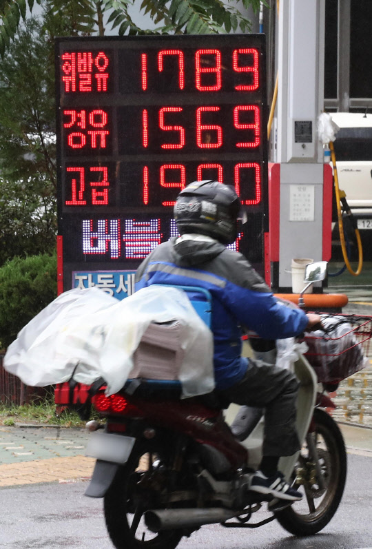 국제유가가 계속 오르면서 전국 주유소 휘발유 가격도 오름세가 지속되고 있다. 사진은 이날 서울 시내 한 주유소에 표시된 유가 정보. 연합뉴스